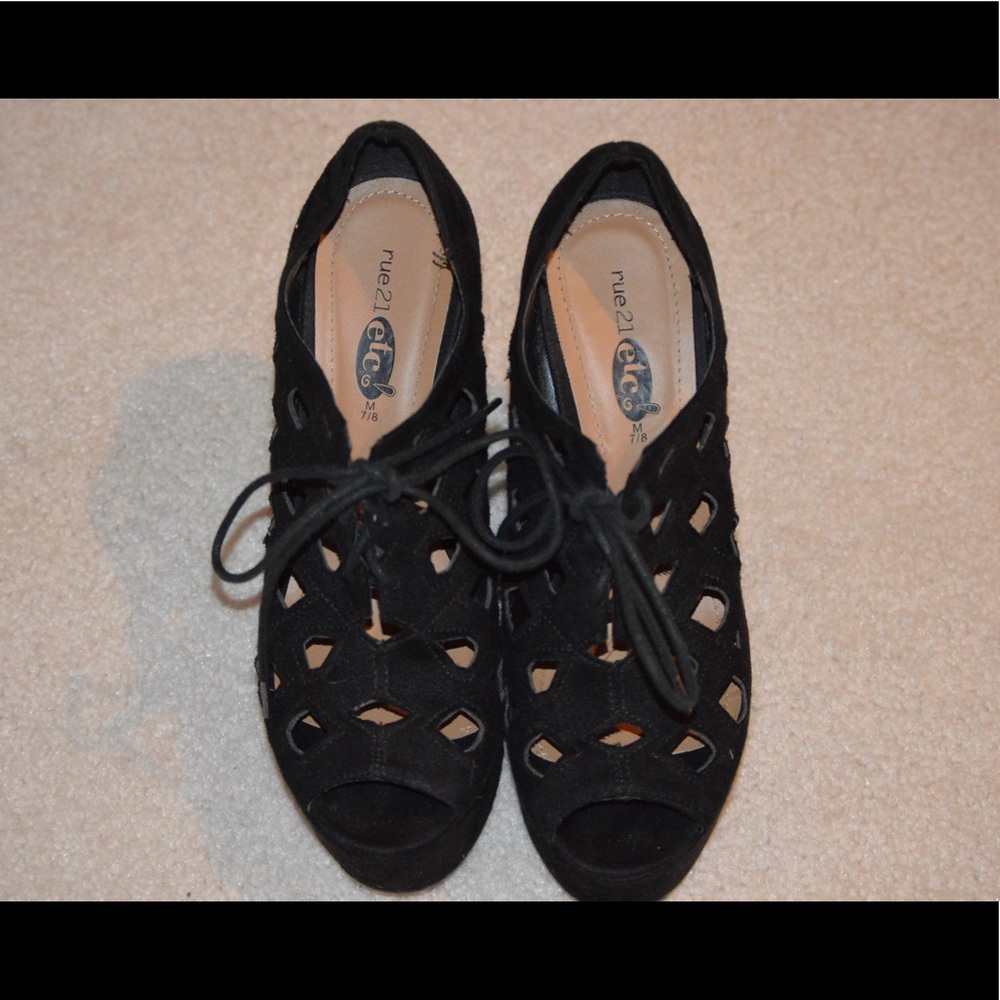 Black wedges